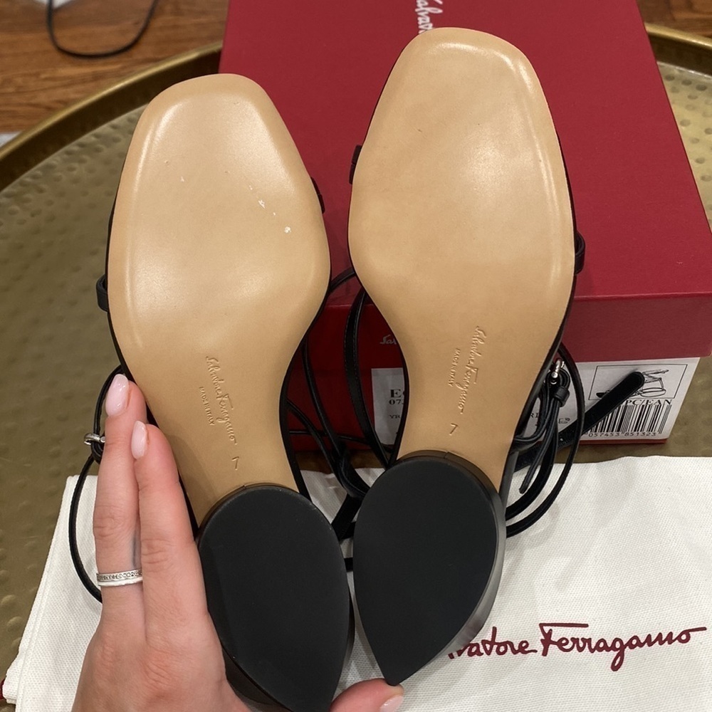 NIB Salvatore Ferragamo Egadi 30 Leather Sandal - Picture 9 of 9